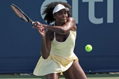 Venus Williams 45 tuổi lập kỳ tích lịch sử tennis, hạ "cô cháu" kém 22 tuổi