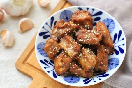 Mẹo làm sườn nướng tỏi siêu ngon bằng nồi chiên không dầu, ai ăn cũng...