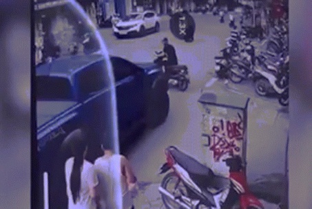 Khoảnh khắc ôtô bán tải đâm loạt xe máy, cuốn một người vào gầm