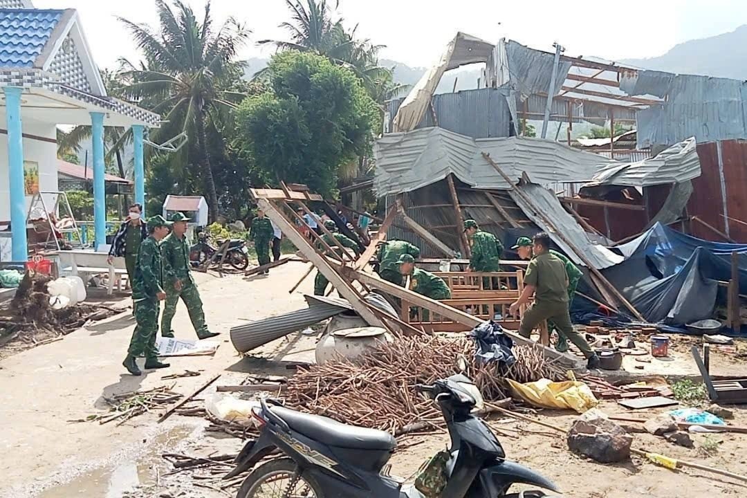 Lốc xoáy bất thường kéo sập nhiều nhà ở An Giang - 2