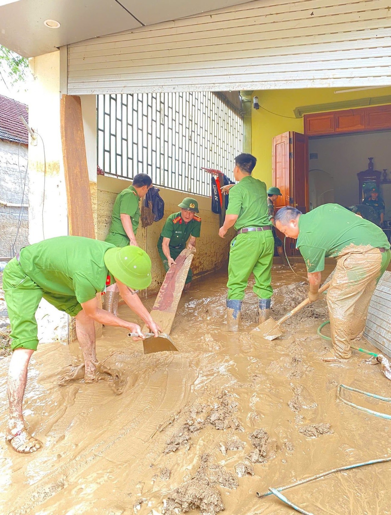Xã miền núi Nghệ An tan hoang sau khi lũ rút - 14