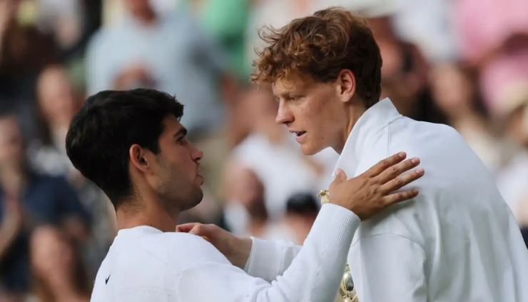 Khi Alcaraz (bên trái) tập trung, Sinner (bên phải) cũng khó đánh bại