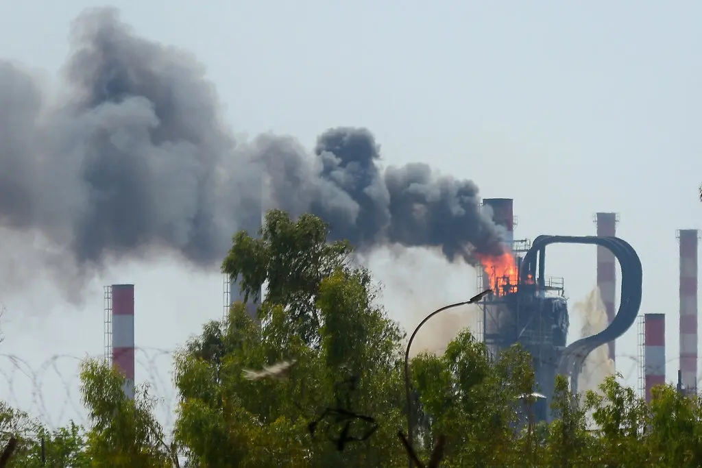 Vụ cháy tại nhà máy lọc dầu ở thành phố Abadan, Iran vào tuần trước khiến ít nhất một người chết. Ảnh: NYT.