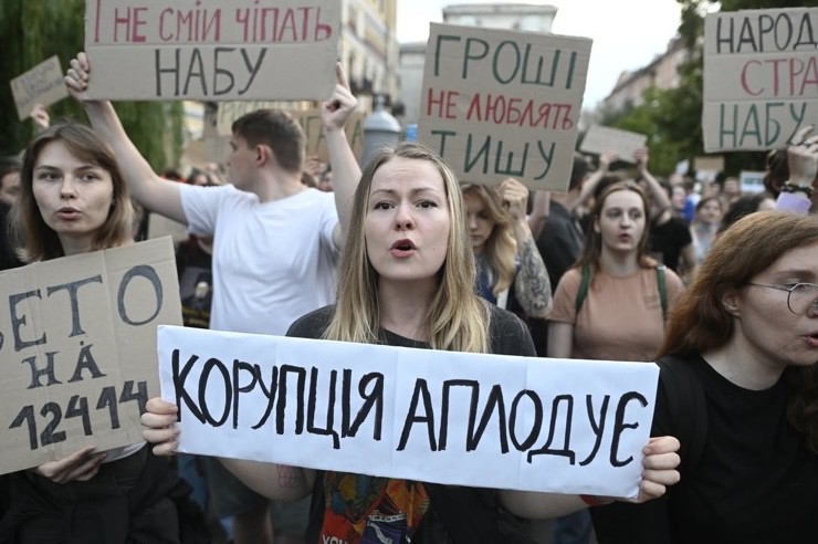 Người dân Ukraine biểu tình phản đối sau khi Quốc hội thông qua luật. Ảnh: Kyiv Independent.