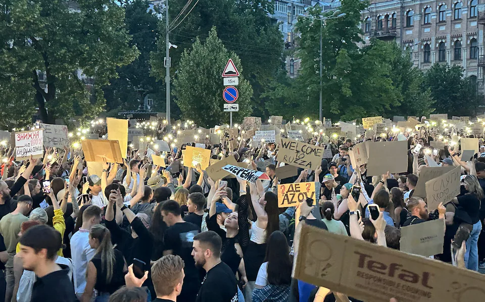 Ước tính đám đông phản đối ở Kiev có quy mô lên đến hàng nghìn người. Ảnh: Telegraph.