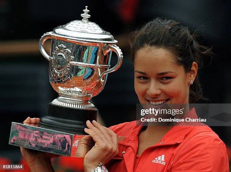 Ana Ivanovic trên tay chiếc cup vô địch&nbsp;Roland Garros 2008