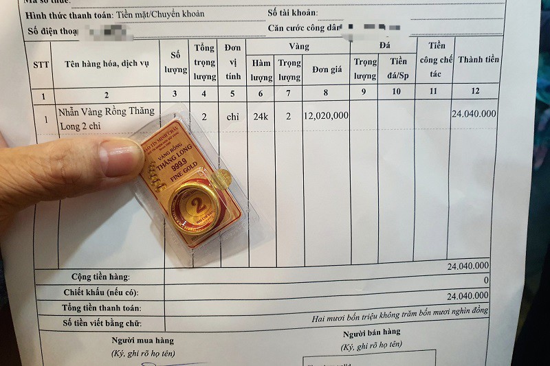Bà N. phấn khởi khi mua được 2 chỉ vàng trong một lần xếp hàng, thay vì 1 chỉ như đầu giờ sáng.