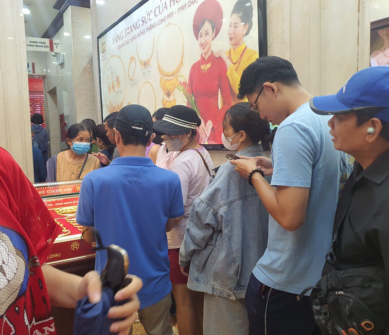 Bên trong cửa hàng khá đông đúc, di chuyển khó khăn.