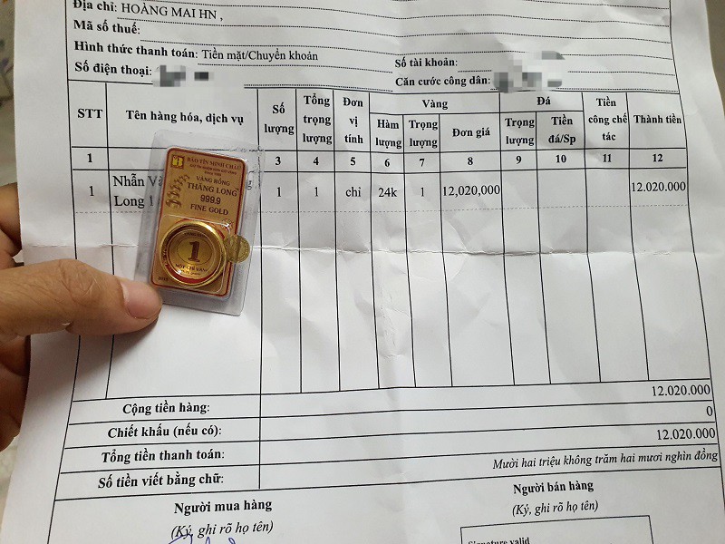 Sau hơn 1 giờ xếp hàng, bà Thư đã mua được 1 chỉ vàng nhẫn với giá 12,02 triệu đồng.