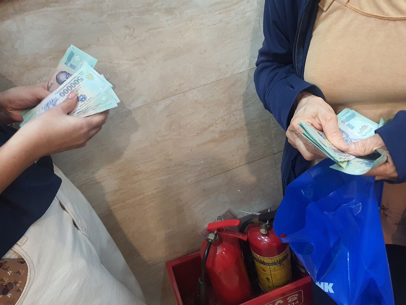 Để mua đủ số lượng vàng mình cần mua, bà N. phải nhờ thêm 3 người thân của mình đi cùng.