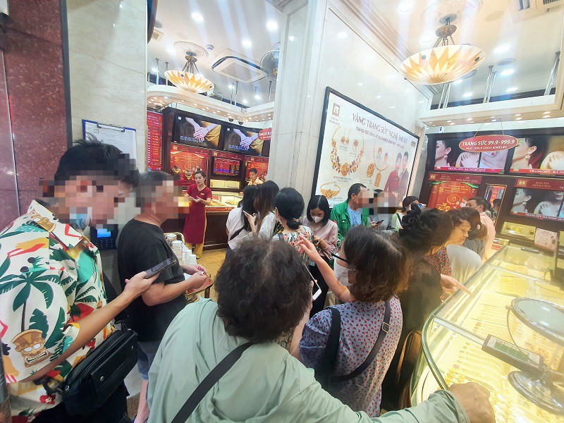Người dân xếp hàng mua vàng hôm nay.