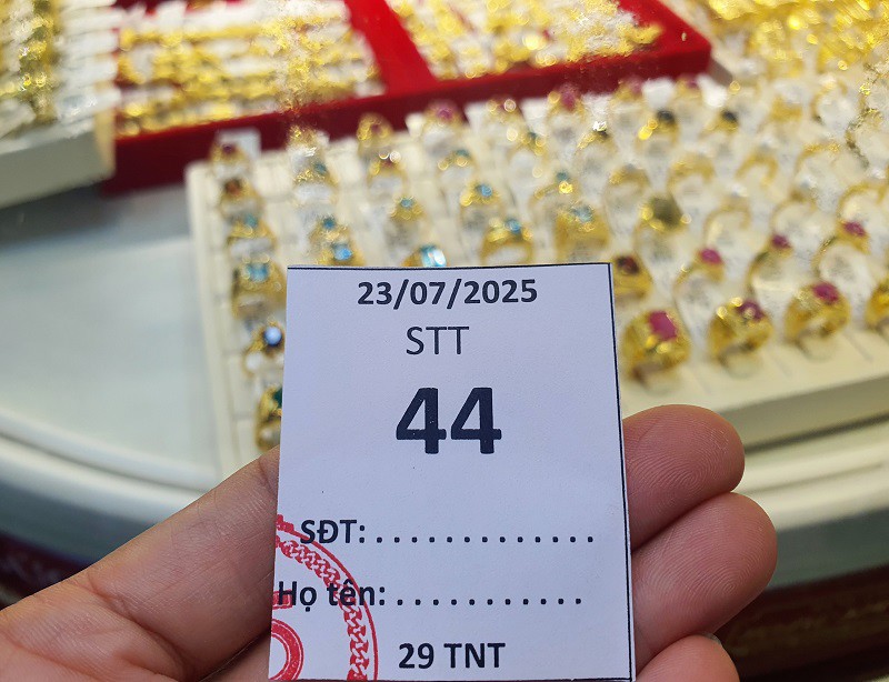 Tại một số cửa hàng, khách đến mua vàng được phát số và chỉ được mua tối đa 1-2 chỉ vàng/lần.