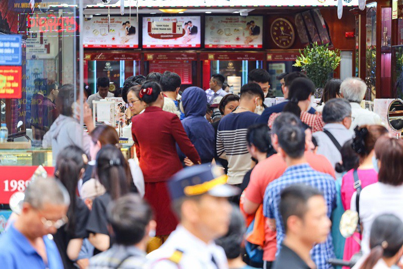 Hàng trăm người chen chân xếp hàng mua vàng vào tháng 4/2025.