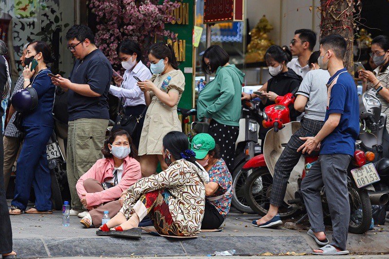 Nhiều người chờ hàng giờ để mua gom từng chỉ vàng vào tháng 4/2025.