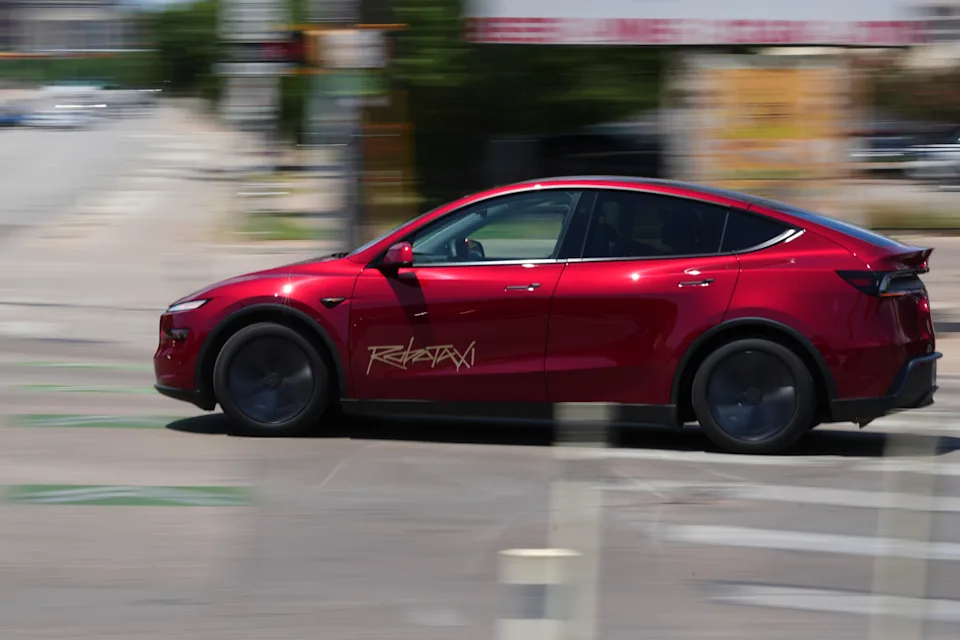 Một chiếc xe taxi robot Tesla không người lái, một dịch vụ đặt xe, di chuyển qua dòng xe cộ vào ngày 22 tháng 6 tại Austin, Texas.&nbsp;