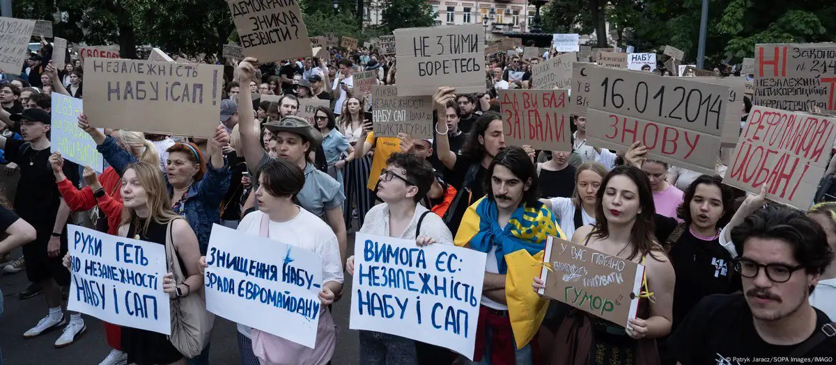 Biểu tình ở Kiev, phản đối đạo luật mới mà ông Zelensky ký thông qua (ảnh: SOPA/IMAGO)