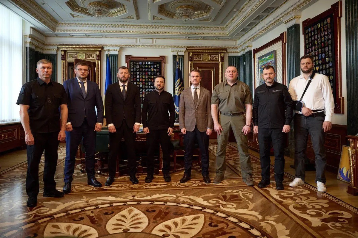 Ông Zelensky họp cùng các quan chức cấp cao hôm 23/7 (ảnh: Pravda)