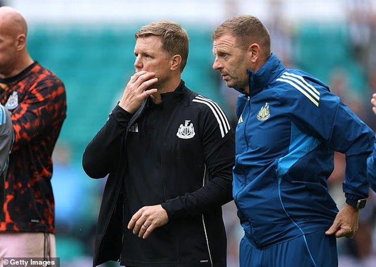 HLV Eddie Howe và CLB Newcaslte rơi vào thế khó