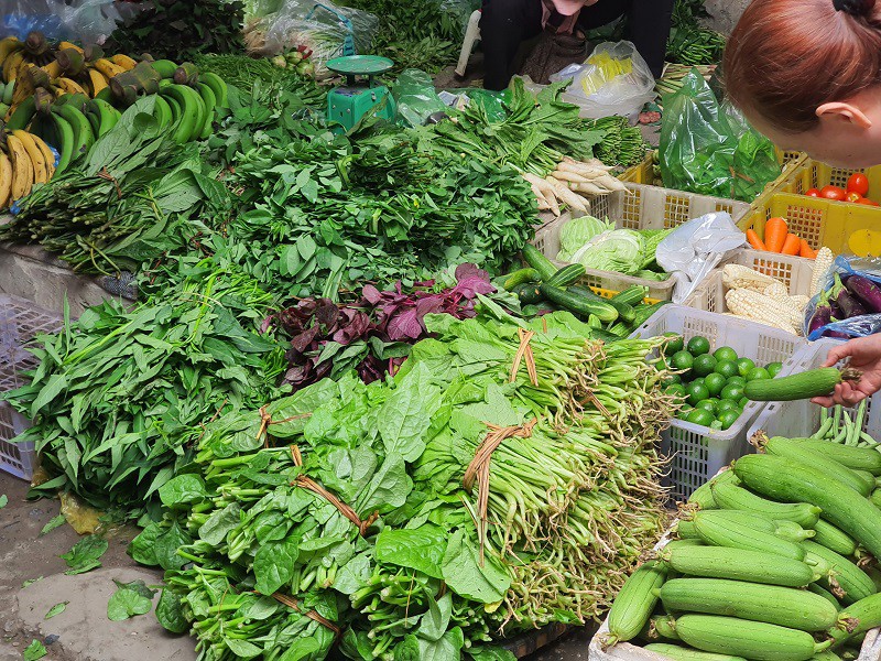 Rau đay có giá "siêu rẻ", được bán đầy chợ cùng với các loại rau ăn lá khác.