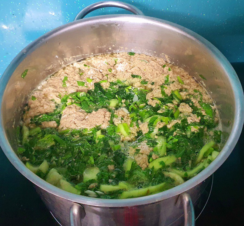 Rau đay thường được kết hợp với mùng tơi và mướp để nấu canh.