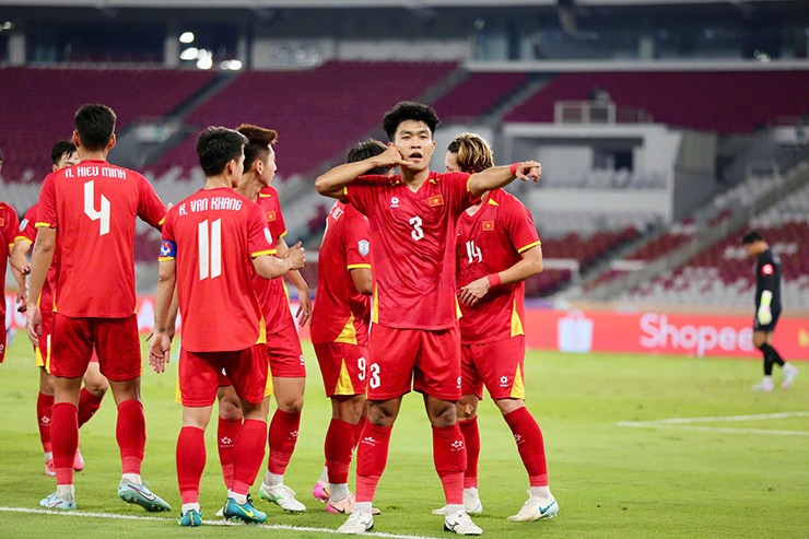 Lý Đức ghi bàn mở tỷ số cho U23 Việt Nam