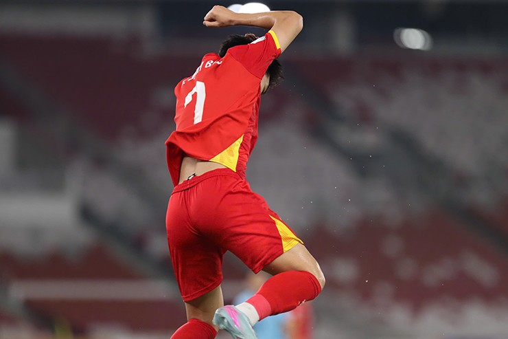 U23 Việt Nam: Lý Đức ghi bàn dũng mãnh, Đình Bắc đánh đầu ăn mừng như Ronaldo - 3