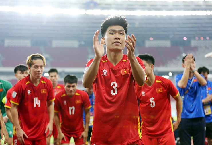 Thầy trò HLV&nbsp;Kim Sang Sik cảm ơn người hâm mộ sau trận đấu