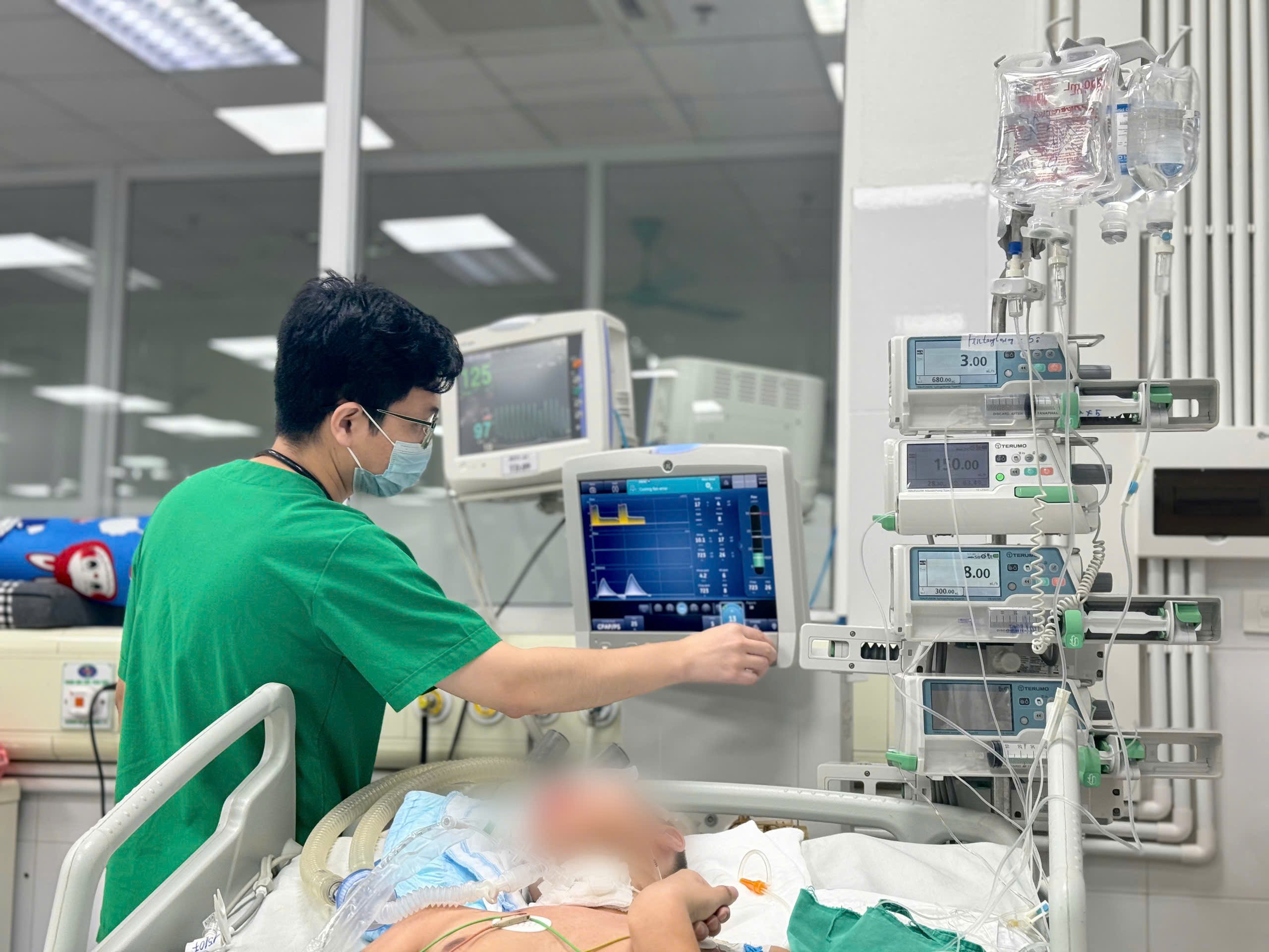 Nam thanh niên bị viêm não Nhật Bản đang được bác sĩ tích cực điều trị.