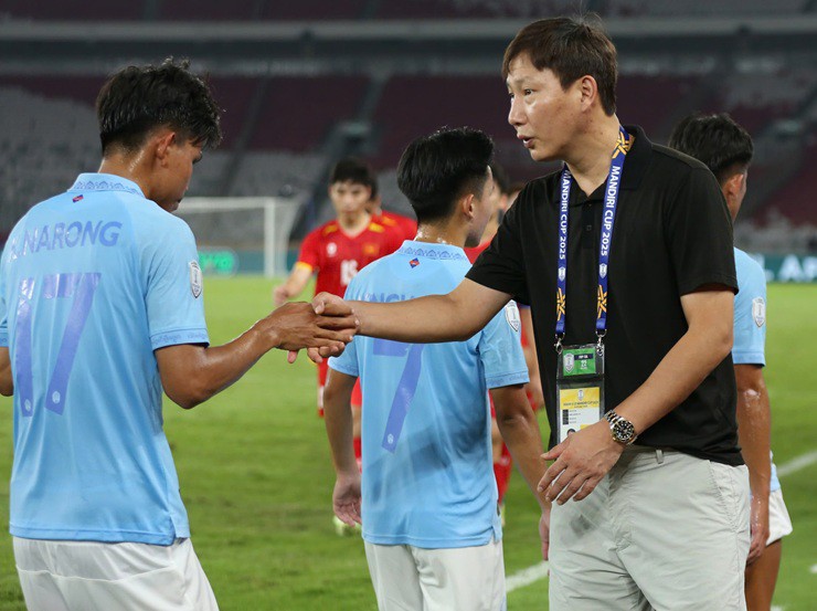 Kết thúc trận đấu giữa U23 Việt Nam và U23 Campuchia, HLV Kim Sang Sik tiến đến động viên các cầu thủ U23 Campuchia. Ông thầy người Hàn Quốc cho rằng đối thủ đã có một trận đấu hay trước U23 Việt Nam, dù họ thua chung cuộc 1-2 và bị loại khỏi giải.