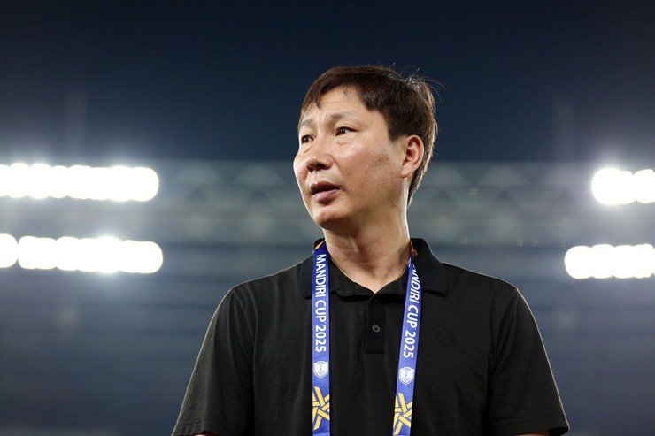 HLV Kim Sang Sik tỏ ra khá tiếc nuối khi các học trò bỏ lỡ nhiều cơ hội ghi bàn ở trận thắng U23 Campuchia tối 22/7 trên sân Bung Karno.