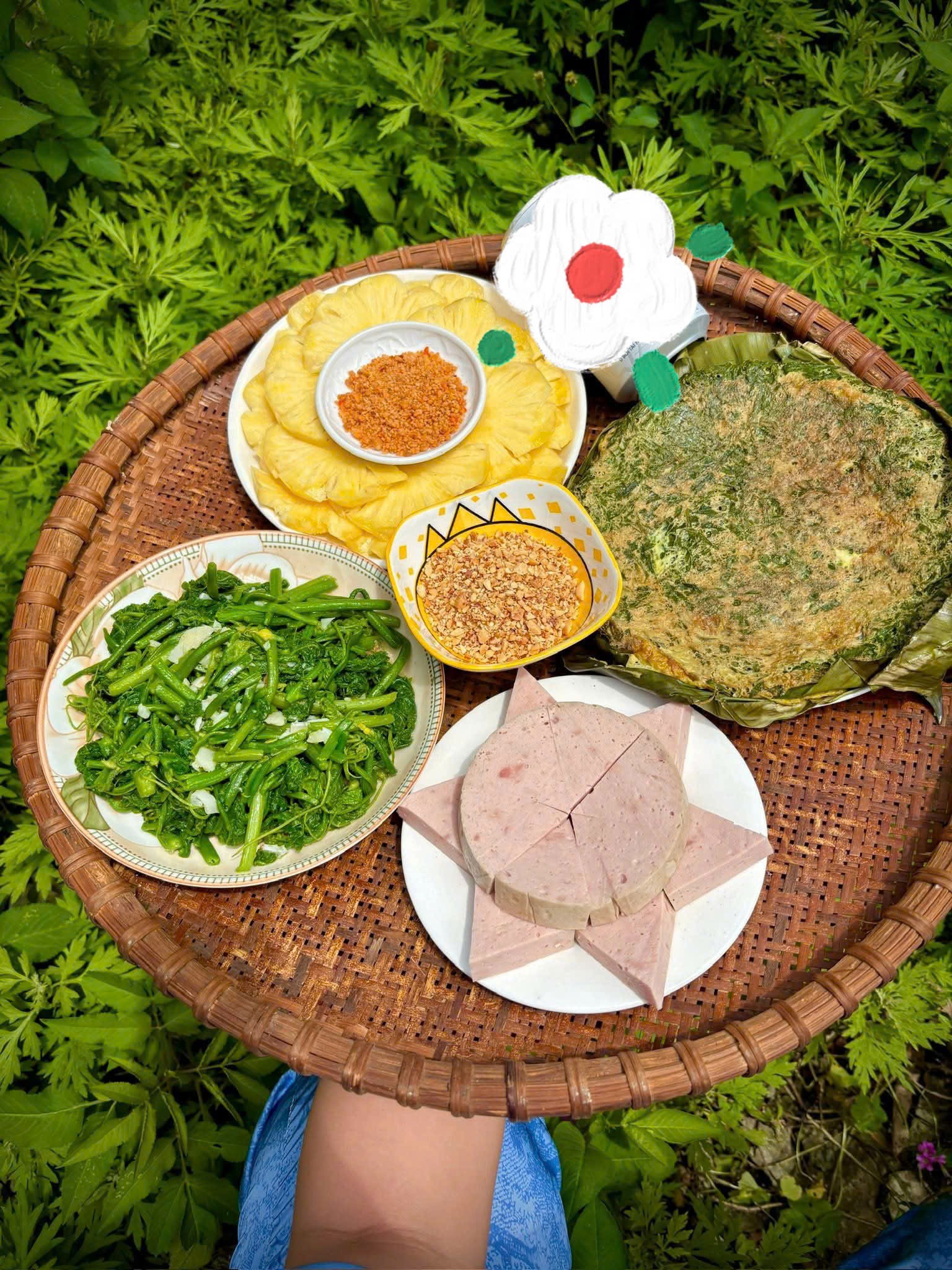 Rau bí xào tỏi - Giò lụa - Trứng hấp lá ngải