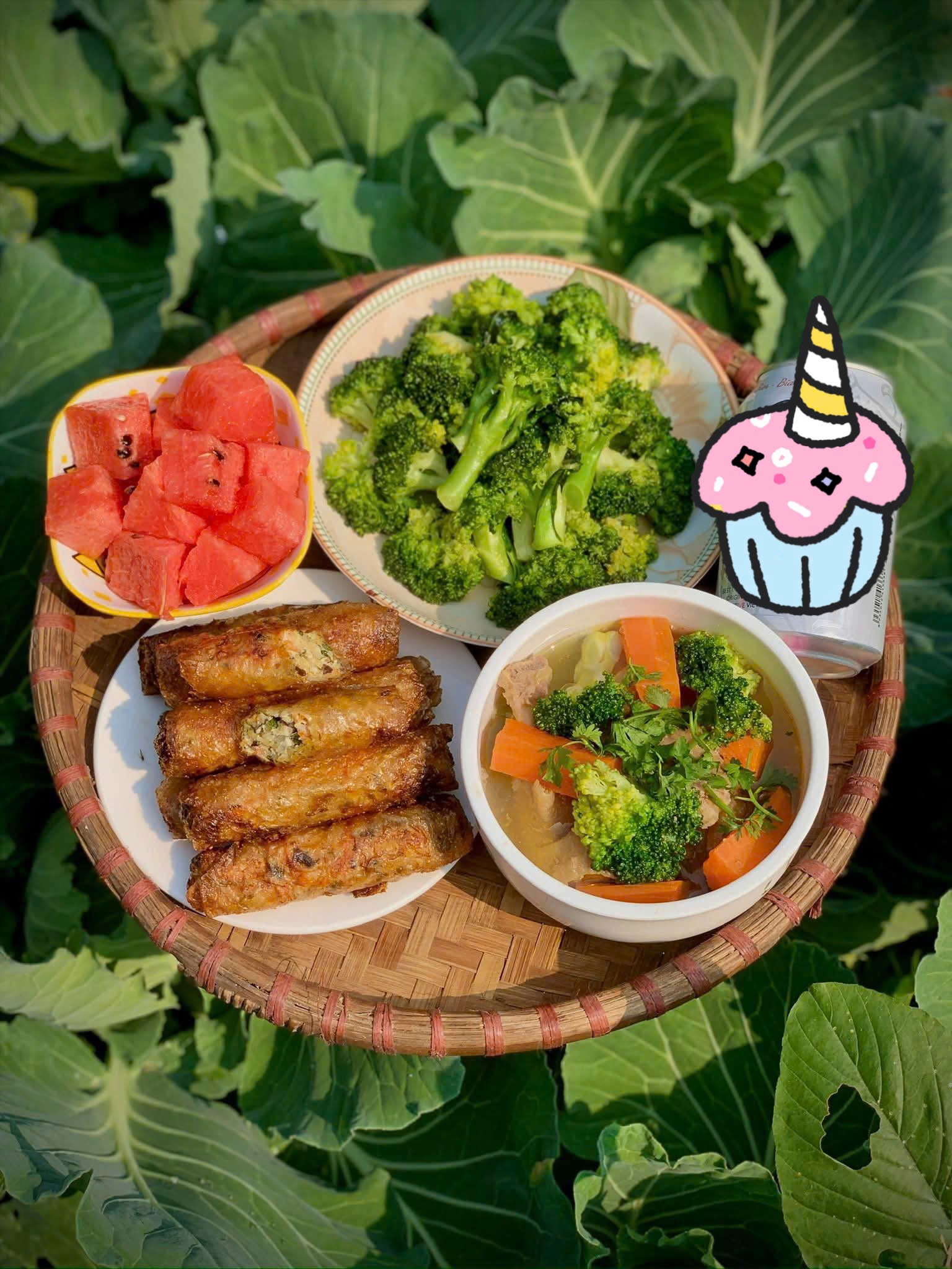 Nem rán - Bông cải xanh luộc - Canh xương hầm rau củ