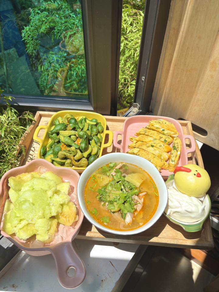 Canh cá nấu dứa - Bí non xào tỏi - Trứng rán hành