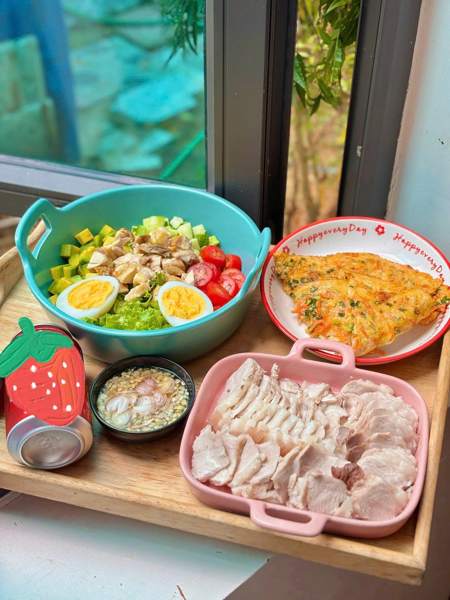Thịt luộc chấm mắm hành tỏi - Trứng rán cà rốt, hành lá - Rau củ quả trộn