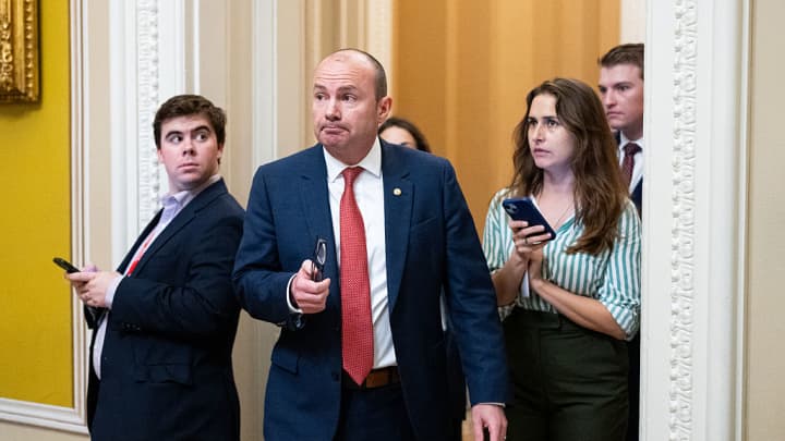 Thượng nghị sĩ Mike Lee, Đảng Cộng hòa-Utah, phát biểu với các phóng viên khi ông đến dự cuộc họp ăn trưa của Đảng Cộng hòa tại Điện Capitol Hoa Kỳ vào thứ Ba, ngày 17 tháng 6 năm 2025.