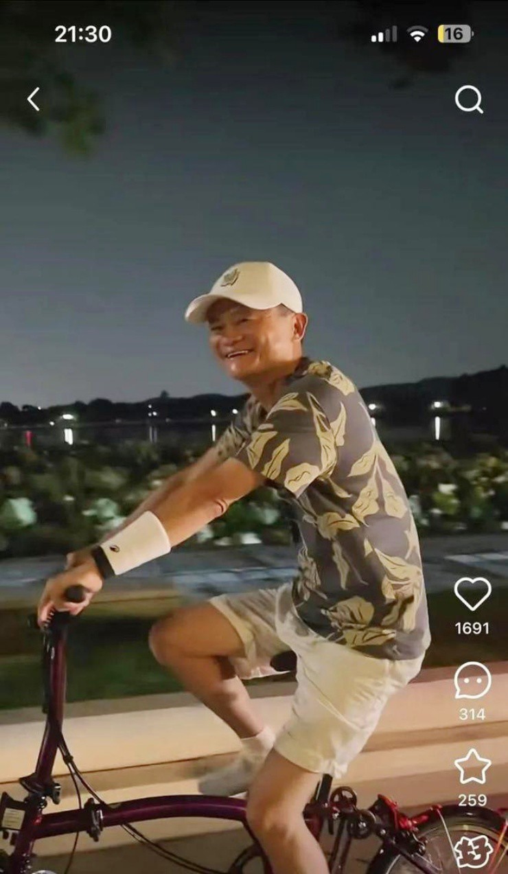 Tỷ phú Jack Ma đạp xe dạo phố đêm, “bóc” giá xe mà choáng - 1
