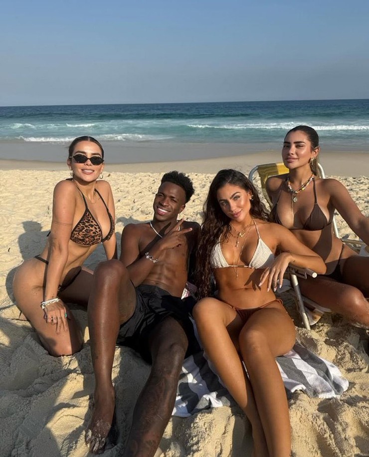 Vinicius nghỉ ngơi&nbsp;cùng dàn người mẫu Brazil trên bãi biển