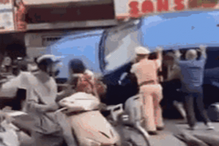 Vụ đâm xe liên hoàn tại phố Khâm Thiên, Hà Nội: Video  ' nhấc '  ô tô cứu nạn nhân