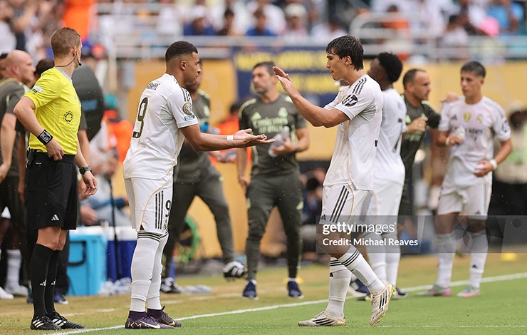 Chiếc áo số 9 của Mbappe sẽ được Gonzalo "tiếp quản"