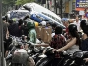 Tin tức trong ngày - Hà Nội: Ô tô tông liên hoàn nhiều xe máy tại phố Khâm Thiên