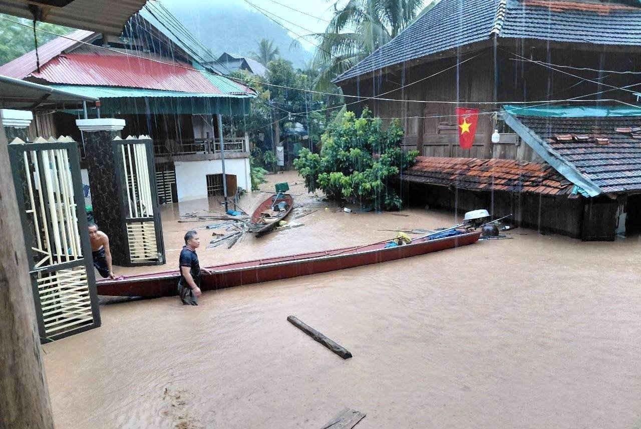 Người dân chờ vớt tài sản bị nước lũ cuốn trôi trong đêm - 7