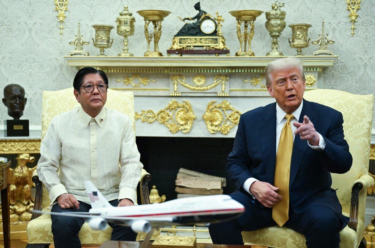 Tổng thống Hoa Kỳ Donald Trump phát biểu cùng Tổng thống Philippines Ferdinand Marcos Jr. trong một cuộc họp tại Phòng Bầu dục. 