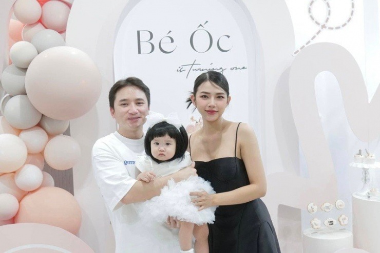 Mới đây, trên trang cá nhân, Huỳnh Khánh Vy tiết lộ, thời mới yêu nhau, Phan Mạnh Quỳnh không giàu có dù có bài hit. "Đôi khi anh thiếu cũng vay em. Ngay cả người trong nhà vẫn nghĩ anh có tiền (cái này mẹ anh nói luôn) lúc đó chỉ những người trong cuộc mới biết, nên mình cũng có tiếng mà không có miếng", Khánh Vy nói. Ảnh: FB Huỳnh Khánh Vy.