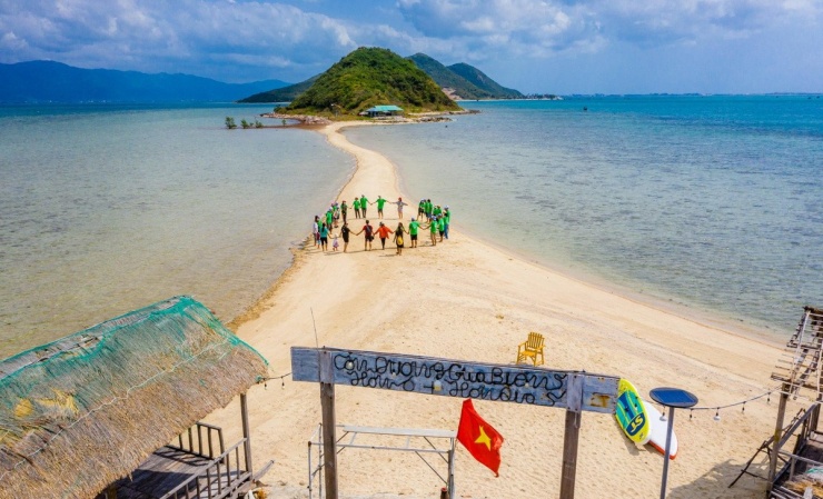 Đặc biệt, duu khách không nên mạo hiểm đi bộ trên con đường giữa biển khi nước đã bắt đầu lên, trời nổi gió lớn hoặc có cảnh báo thời tiết xấu. Và cuối cùng, hãy luôn có ý thức giữ gìn vệ sinh môi trường, không xả rác bừa bãi để góp phần bảo vệ vẻ đẹp hoang sơ, nguyên bản của đảo Điệp Sơn cho các thế hệ du khách sau. Ảnh Le Hoang Anh