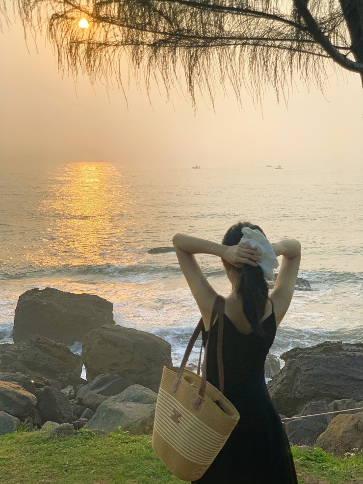 Không ồn ào như Sầm Sơn hay đông đúc như Hải Tiến, Bãi Đông mang trong mình nét tĩnh lặng của một vùng biển chưa bị du lịch hóa nhiều. Những mỏm đá đen hình thù độc đáo vươn mình ra biển, tạo thành khung cảnh vừa hùng vĩ vừa nên thơ, đặc biệt lý tưởng để chụp ảnh bình minh hoặc hoàng hôn. Cũng chính bởi vẻ đẹp mộc mạc này mà Bãi Đông ngày càng xuất hiện trong nhiều bộ ảnh cưới, ảnh du lịch của giới trẻ. Ảnh Lan Anh