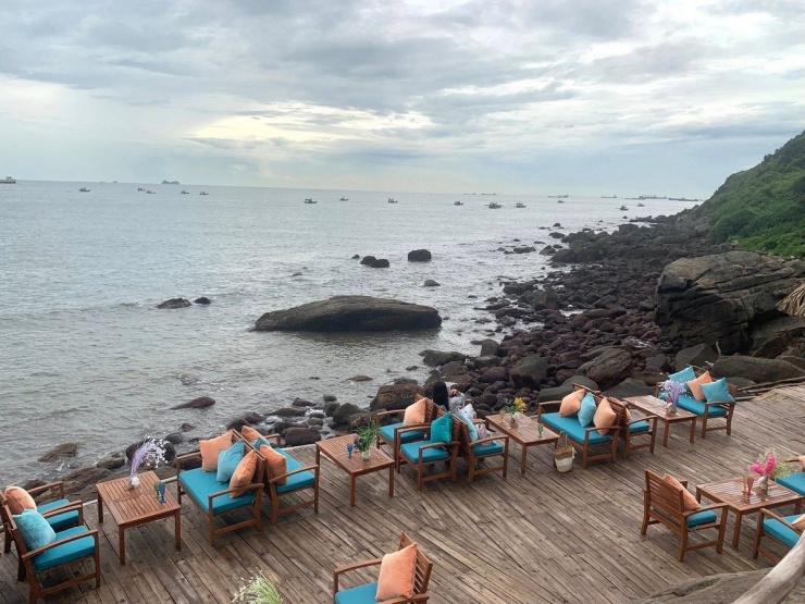 Nằm trong khu du lịch Nghi Sơn (Thanh Hóa), Bãi Đông được ví như "viên ngọc thô" của biển Bắc Trung Bộ, khi vẫn giữ nguyên vẻ hoang sơ, thanh bình hiếm có. Với bờ cát trắng mịn, nước biển trong xanh và hàng phi lao rì rào trong gió, nơi đây đang trở thành điểm đến yêu thích của những du khách mê khám phá và săn ảnh sống ảo. Ảnh Lan Anh