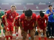 Thầy trò HLV Kim Sang Sik cúi đầu tri ân 10 khán giả 