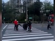 Clip: Thanh niên phi xe chặn lốp ô tô lăn giữa đường và cái kết “cực thốn”