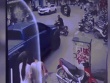 Khoảnh khắc ôtô bán tải đâm loạt xe máy, cuốn một người vào gầm