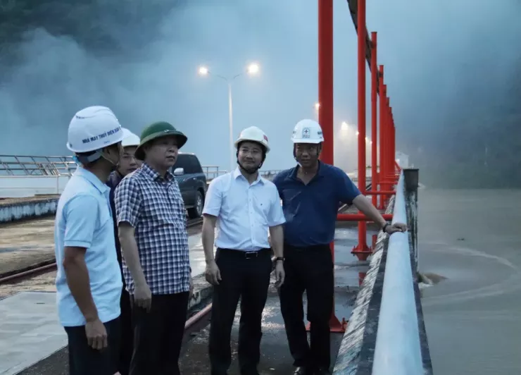 Đoàn công tác của Bộ Công Thương kiểm tra công tác đảm bảo an toàn đập, hồ chứa thủy điện... tại Nhà máy Thủy điện Bản Vẽ. Ảnh: BCT